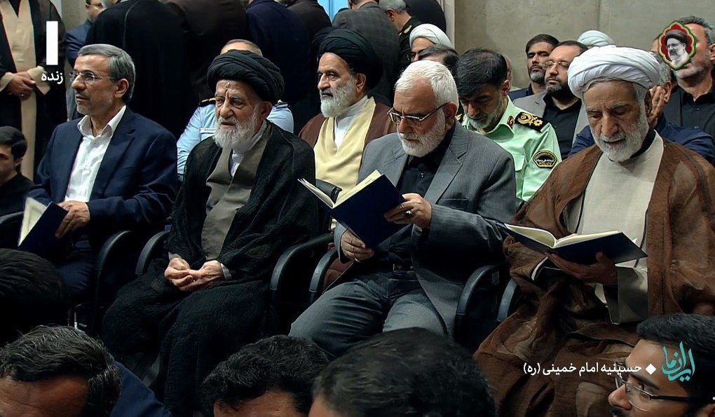 حضور احمدی‌نژاد در مراسم ترحیم رییس جمهور فقید و همراهان + تصاویر